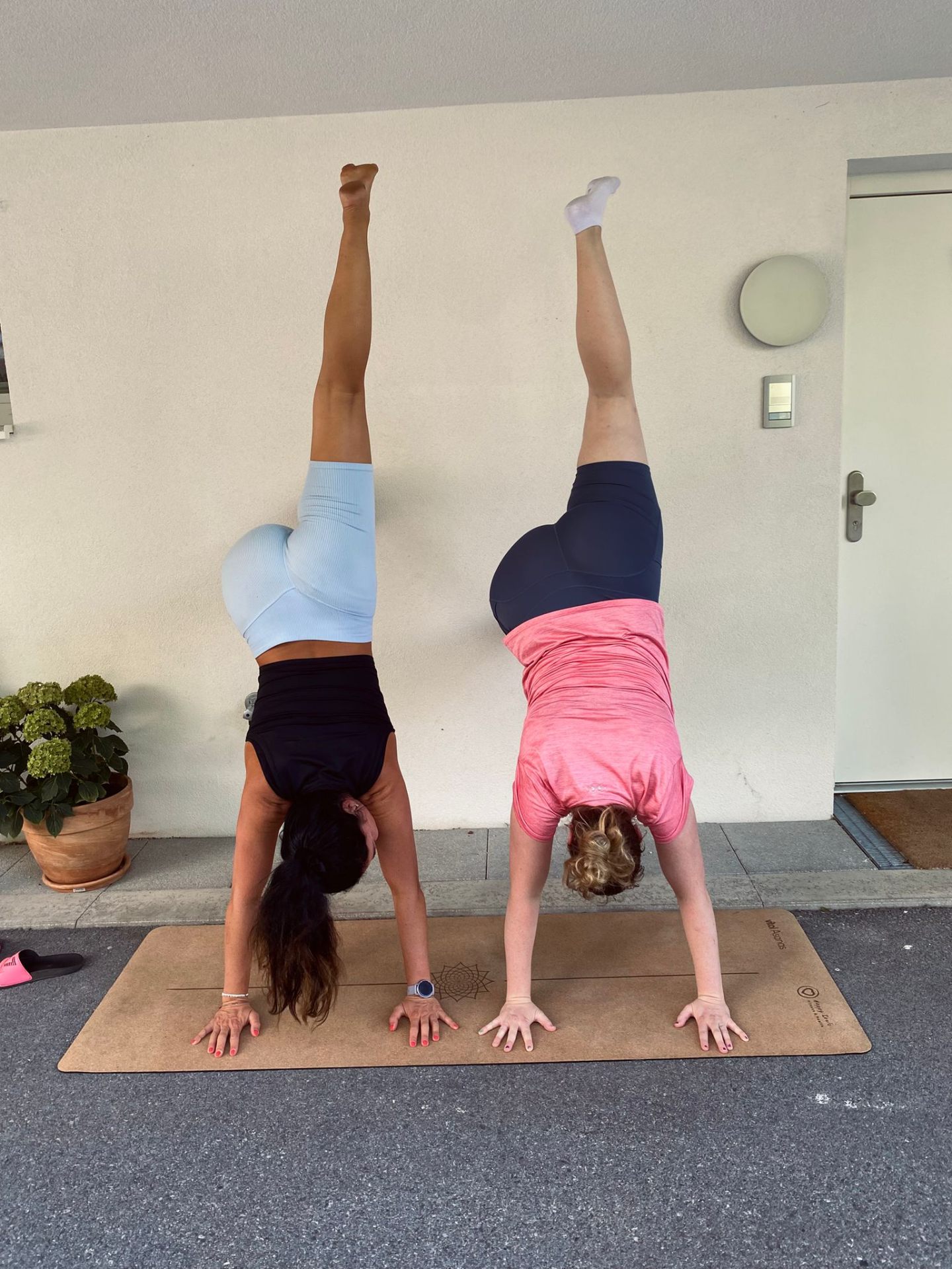 Handstand Training zu zweit